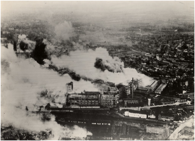 188018 Een bombardement van het RAF op de Philipsfabrieken, gezien door een camera die in een van de bommenwerpers was ...