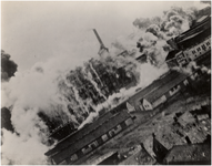 188019 Een bombardement van het RAF op de Philipsfabrieken, gezien door een camera die in een van de bommenwerpers was ...