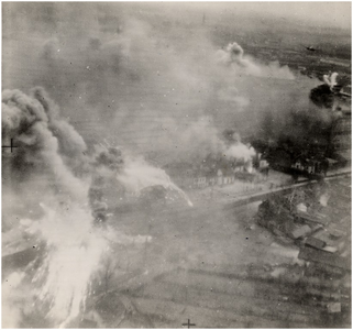 188020 Een bombardement van het RAF op de Philipsfabrieken, gezien door een camera die in een van de bommenwerpers was ...