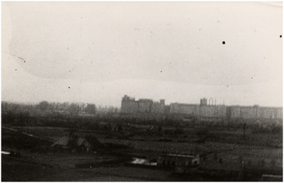 188021 Het aanvliegen op de Philipsfabrieken kort voor het bombardemwent, gezien door een camera die in een van de ...