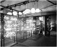188140 De kwaliteitsmeting van gloeilampen door een duurproef op zogenaamde brandramen bij Philips, 1930 - 1935