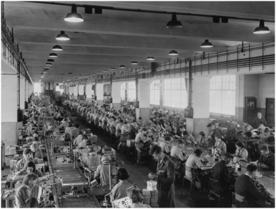 188141 Het assambleren van radiotoestellen bij Philips, 1930 - 1935