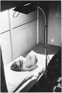 188158 Commode waarop een baby ligt ter controle in het in het Philips' Consultatiebureau voor Zuigenlingenverzorging, ...