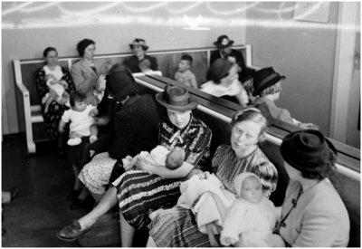 188160 Moeders en kinderen in de wachtruimte van het Philips' Consultatiebureau voor Zuigenlingenverzorging, 1935 - 1938