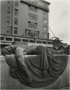 190249 'Monument voor de Gevallenen' door Fred Carasso, ter herdenking van de in WOII omgekomen werknemers van NV ...