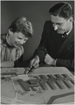 192920 Het bekijken van een maquette van het paviljoen van de Technische Hogeschool, ca. 1955