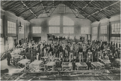 193975 Glasblazers in de glasfabriek van Philips NV, 1916