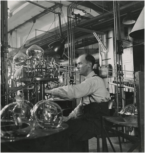 193980 Het productieproces in de glasfabriek van Philips NV, 1931 - 1935