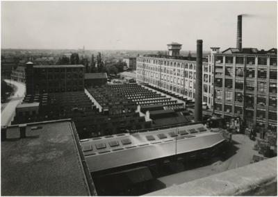 194111 Panorama van het fabriekscomplex van Philips NV aan de Emmasingel: gezien vanaf de Lichttoren, ca. 1925