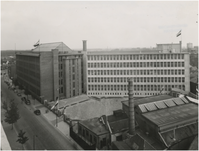 194137 Panorama van de Emmasingel: met vooraan de eerste gloeilampenfabriek op nr. 31 en daarachter het hoofdkantoor ...