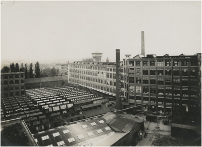 194223 Fabriekscomplex Philips aan de Emmasingel: met shedbouw en watertoren. Naast de shedbouw is de sigarenfabriek ...