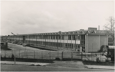 194300 Gebouw TX (machinefabriek) op het Philipscomplex Strijp-T aan de Zwaanstraat, 03-1958