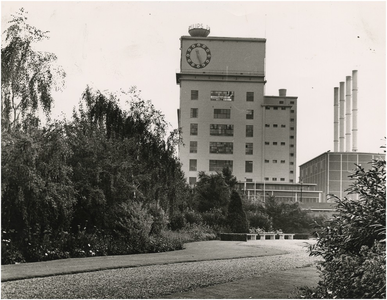 194303 Philitefabriek Philips NV (Klokgebouw) op bedrijvencomplex Strijp-S, ca. 1965
