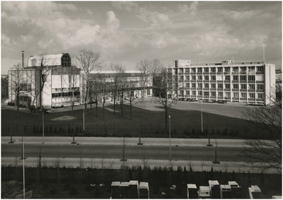 194321 Glas- en machinefabriek (gebouw TY, links) en glaslaboratorium (gebouw TZ, rechts) op het Philipscomplex ...