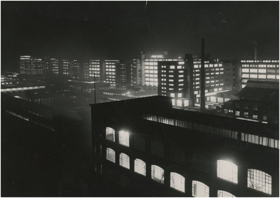 194324 Avondopname van het Philipscomplex Strijp-S met op de achtergrond de fabrieken op de Hoge Rug, 1965