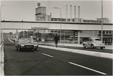 194336 De opening van het viaduct in de Beukenlaan. Rechts de Philitefabriek op Philipscomplex Strijp-S, 1963