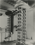 194398 Hoogspanningsgenerator van 1,8 miljoen Votlt, vervaardigd voor de Universiteit van Cambridge opgesteld in het ...