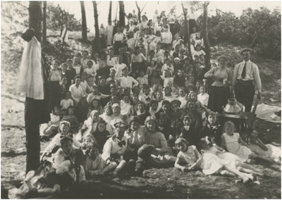 194415 Vrouwelijke personeelsleden van Philips NV tijdens een uitstapje, 1916 - 1920
