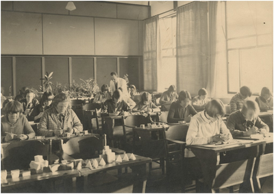 194421 Het afnemen van een bedrijfstest: het testen van toekomstig personeel van Philips NV ('Philips meisjes'), 1931 - 1935