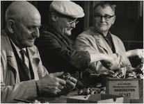 194439 Het verrichten van lichte werkzaamheden door gepensioneerden in de werkplaats van Philips NV ('Sterk door ...