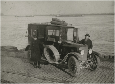 194498 Het poseren bij een auto, model 1900-1925, door Anton Philips (rechts) en chauffeur, 1921