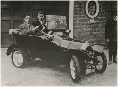 194500 Auto, model 1900-1925, met daarin mogelijk Frits Philips (links), ca. 1924