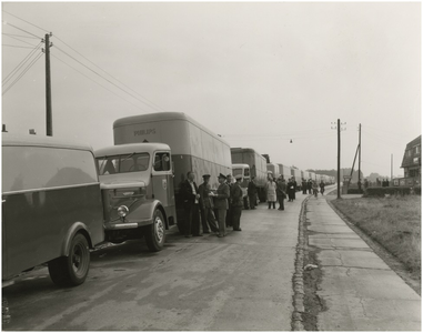 194522 Verkeersdrukte: een colonne van vrachtwagens van Philips ter hoogte van de DAF-fabrieken aan de Geldropseweg. ...
