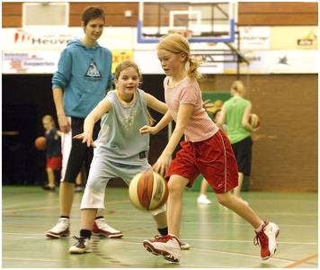 139834 Basketbaltraining in de Frans Houbenshal: met trainer Twannie Timmers (links) en Lara van Meurs (rechts), ...