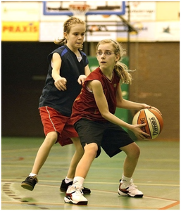 139835 Basketbaltraining in de Frans Houbenshal: Hilek van Meurs (links en Julia Manders (rechts), 10-2008 - 03-2009