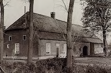 20141 Brabantse langgevelboerderij, bewoond (1970) door de fam. van Will De muurankers geven het jaar 1872 aan, 1970