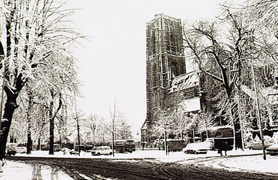 20248 Algemeen overzicht van de besneeuwde Markt en de St. Petruskerk, gezien vanaf de Rijkesluisstraat, 1970