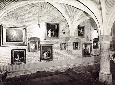  Een serie van 3 foto's betreffende het houden van een expositie in de gewelfde raadskelder van het oude raadhuis, 1970