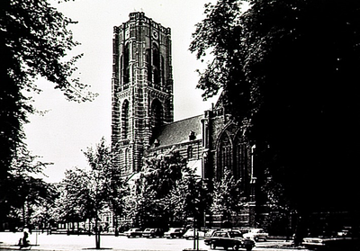 21061 Gezicht op de Markt en de zuidzijde van de St. Petruskerk, ca. 1965