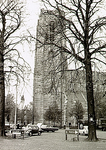 21063 De Markt en zuidzijde van de toren van de St. Petruskerk, gezien vanaf de kruising Markt-Koestraat, ca. 1970