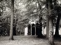 21236 Ingang van de kapel,verscholen achter bomen, ca. 1970