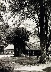  Een serie van 3 foto's betreffende de boerderij op het Landgoed 's Heerenvijvers, ca. 1975