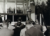  Een serie van 19 foto's betreffende de opening van het zwembad De Kemmer, 1965