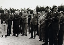 21841 Genodigden bij de opening van het zwembad De Kemmer. In het midden burgemeester E. Steger, 1965