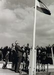 21849 Het hijsen van de Nederlandse vlag door burgmeester E. Steger., 1965