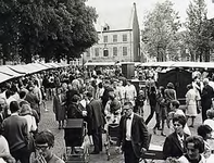 21887 Antiek - Kunst en Vlooienmarkt met op de achtergrond het raadhuis, 24-08-1968