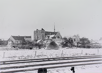 3705 Winteropname van de Martinuskerk en de huizen aan 't Hofke (mogelijk deels Tongelresestraat), gezien vanaf de ...