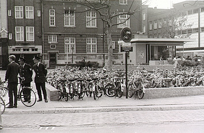 3732 Fietsenstalling op de Markt. Op de achtergrond de Bondsspaarbank, 07-09-1969