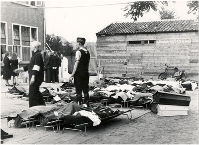 64180 De slachtoffers van het bombardement uit Stratum liggen opgebaard op de speelplaats van de Lagere School, ...