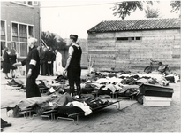  Een serie van 5 foto's betreffende de slachtoffers van het bombardement van de Luftwaffe op 19 september 1944, 22-09-1944