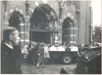 64182 Begrafenisstoet van slachtoffers bij de ingang van de St. Joriskerk, 23-09-1944
