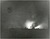 64185 Avondopname van een bombardement van de Luftwaffe op 19 september 1944: Brandende binnenstad gezien vanaf het ...