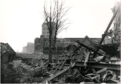 64307 Lijmbeekstraat, gezien richting Lichttoren: schade ten gevolge van een bombardement door de RAF op 6 december ...