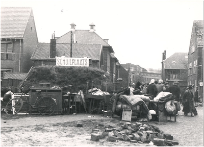 64311 Julianastraat, met schuilplaats: schade ten gevolge van een bombardement door de RAF op 6 december 1942. De ...