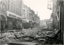 64358 Rechtestraat, pand Lodewijks en omgeving. De tegenoverliggende panden, waaronder Kreymborg, 20-09-1944