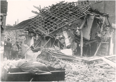 64367 't College, met deken afgedekt slachtoffer op bakfiets, 20-09-1944